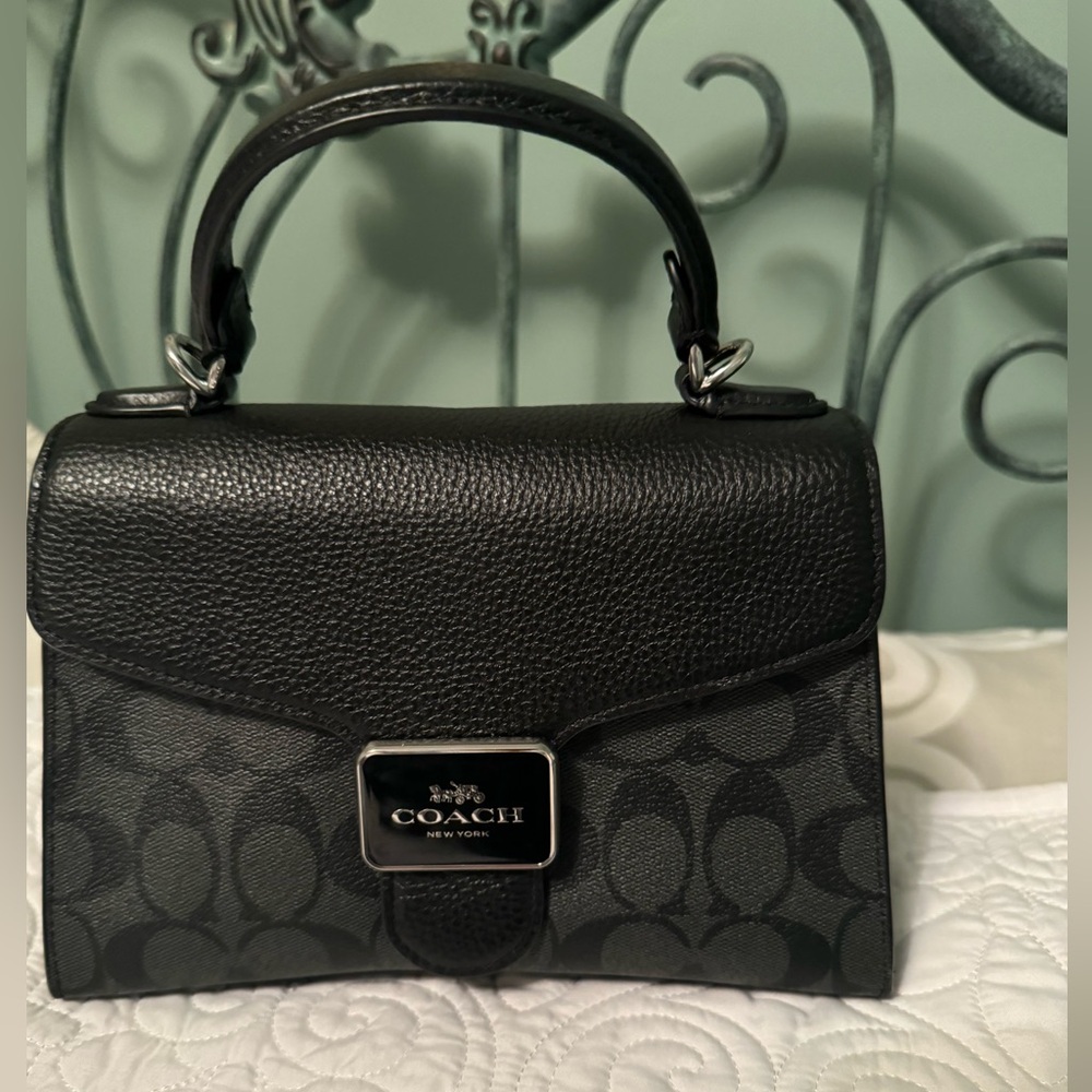 Coach. Small crossbody